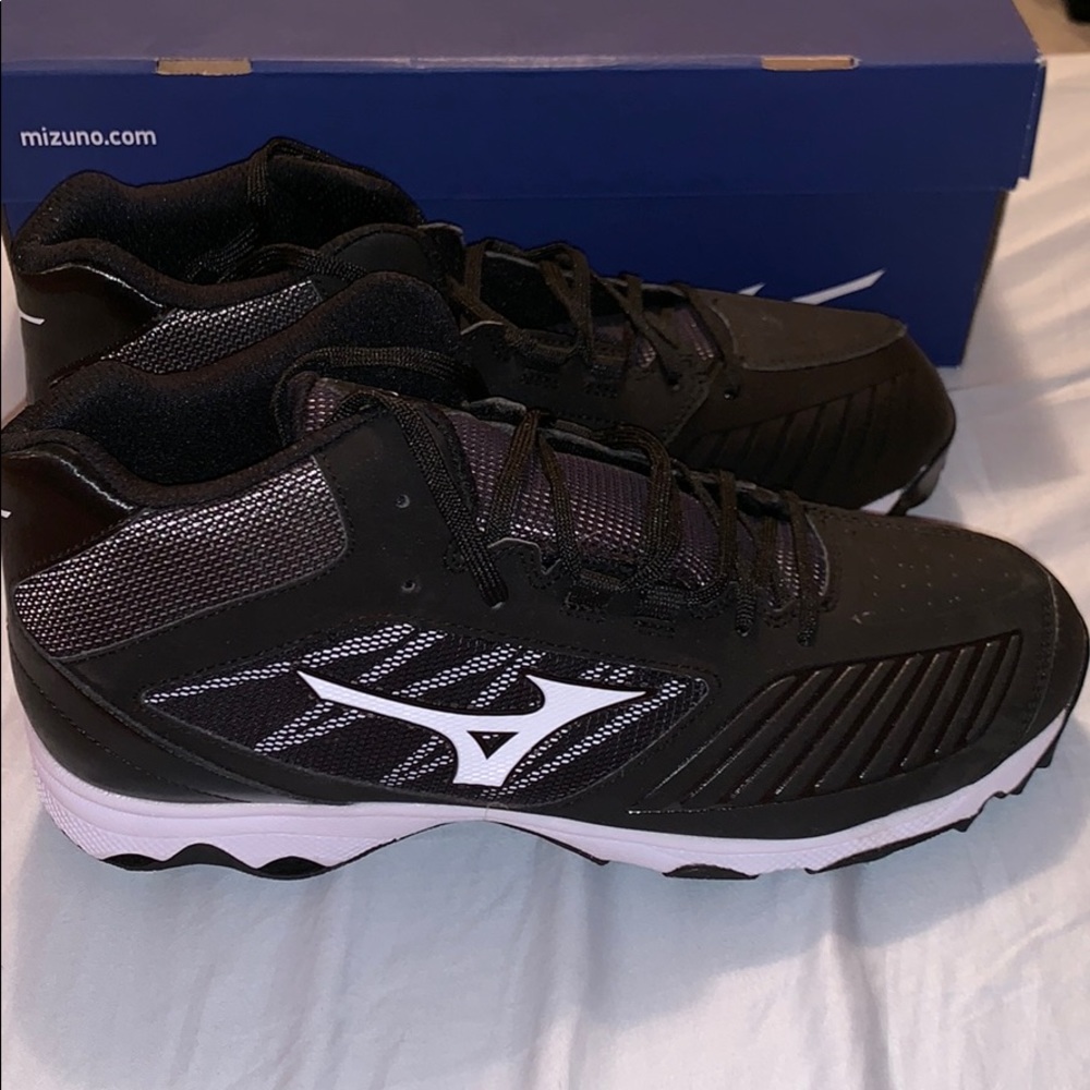 Women’s mizuno softball cleats